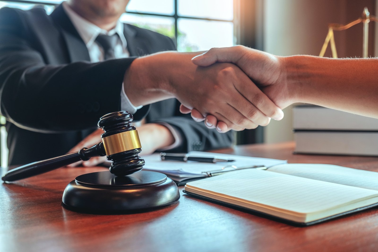 businessman shaking hands to seal a deal judges male lawyers consultation legal services Dr Wynder Barbosa | Advocacia Especializada